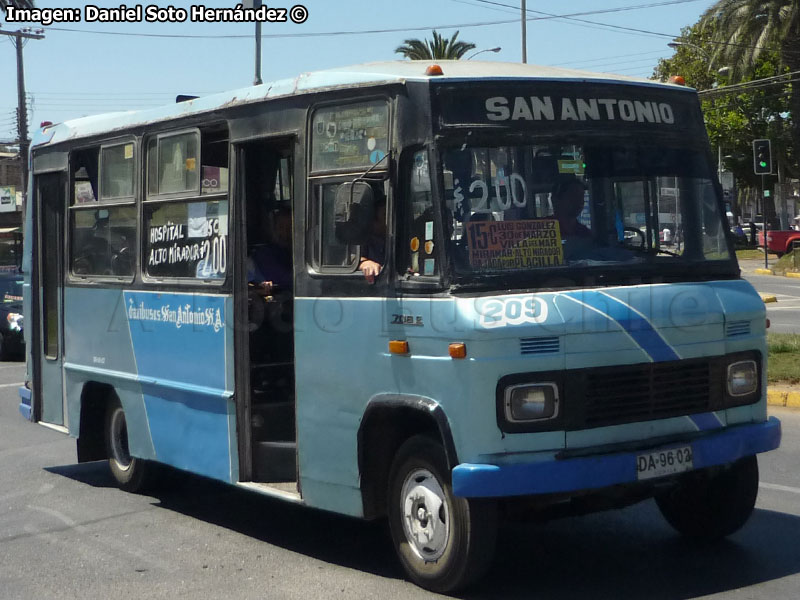 DE.CA.RO.LI. Pía I / Mercedes Benz LO-708E / Taxibuses San Antonio S.A.