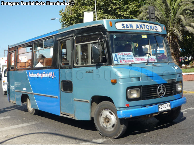 Cuatro Ases PH-17 / Mercedes Benz LO-708E / Taxibuses San Antonio S.A.